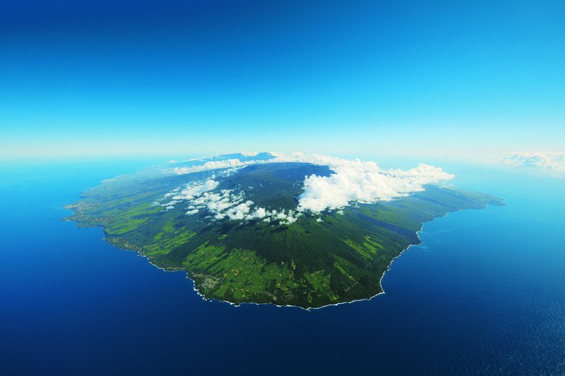 L'île de la Réunion vue du ciel (crédits : Serge Galabert)